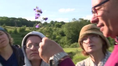 Botanik uzmanı söyle turist insanlar çiçek nadir türler hakkında