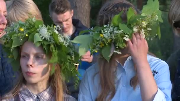 Girls with flowers and plants crown at midsummer holiday celebration event — Stock Video