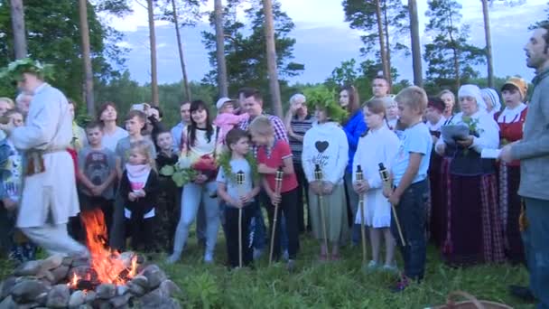 Folkzangers mensen zingen folkloristische lied — Stockvideo