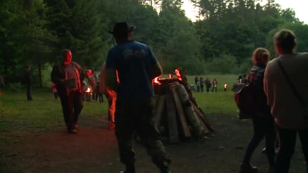 Άνδρες σύνολα φωτιά στο μεγάλο υπαίθρια εστία. Εορτής του θερινού ηλιοστάσιου — Αρχείο Βίντεο