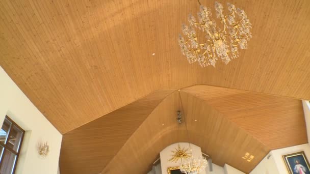 Plafond en schilderijen van nieuwe moderne houten kerk — Stockvideo