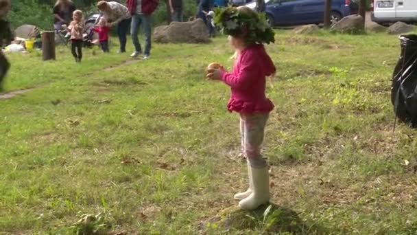 Chica con hojas de roble guirnalda en la cabeza — Vídeos de Stock