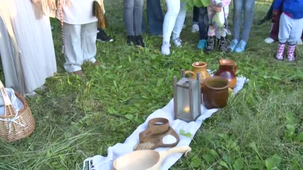 Традиционные ритуалы летнего отдыха на природе — стоковое видео