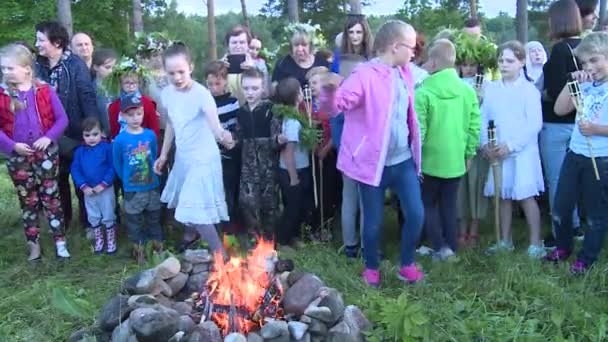 Menschen werfen Salz in Kamin — Stockvideo