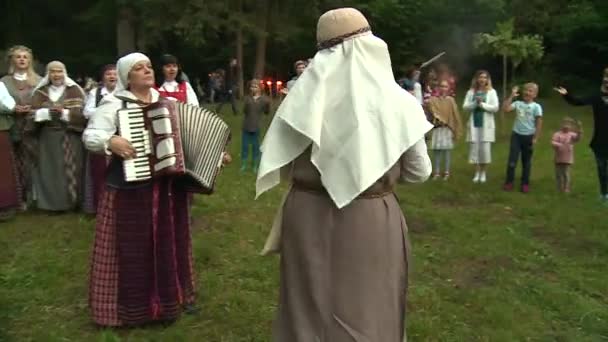 Traditionella firandet av midsommar dagen. Folk dans i cirkel. — Stockvideo