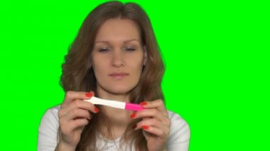 kadın hamile test arıyor. Genç mutlu bekleyen anne