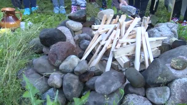 Families with children put stones on fireplace — Stock Video