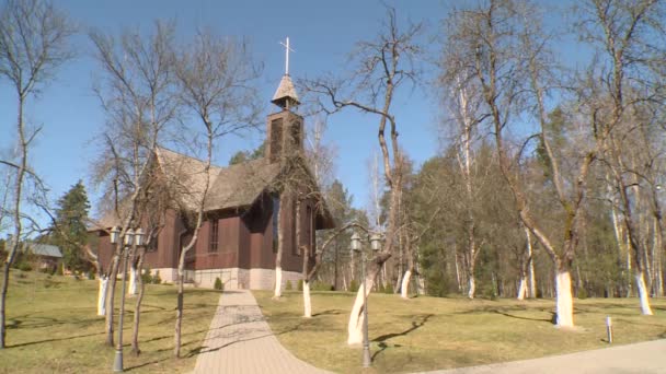 Iglesia de madera tradicional de nueva construcción y hermoso entorno en el patio — Vídeos de Stock