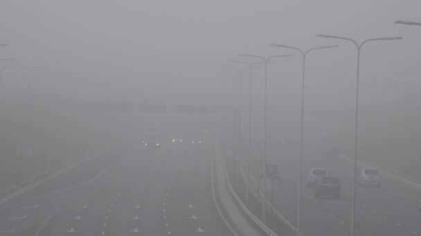 Automóviles coches cubiertos de niebla pesada y neblina. 4K — Vídeo de stock