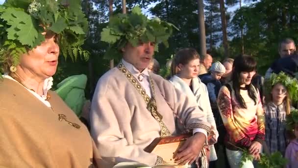 Языческий священник поет народную песню перед публикой — стоковое видео
