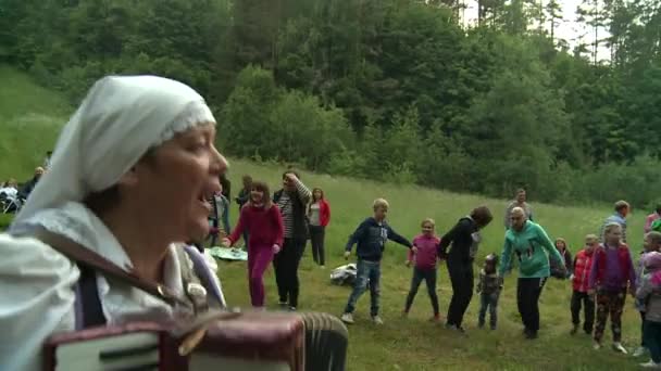 Mujer jugar con acordeón y la gente baila en pleno día de verano . — Vídeo de stock