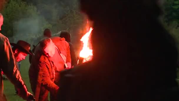 Homens incendeiam com líquido inflamável e papel na lareira ao ar livre — Vídeo de Stock