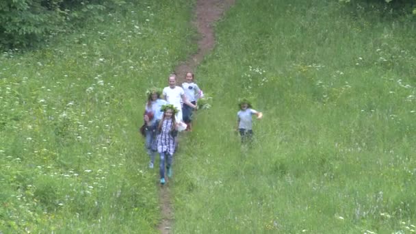 Anak-anak berlari menuruni bukit di tengah musim panas hari libur — Stok Video