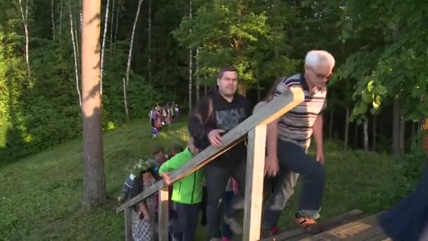 Mensen trap houten op heuvel te vieren midzomer vakantiedag — Stockvideo