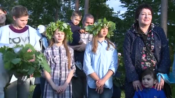 Люди кладут камни в камин. Символические традиции в языческом празднике — стоковое видео