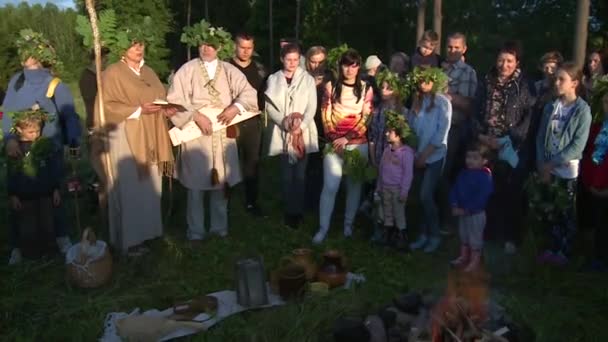 El sacerdote canta canciones folclóricas con el público — Vídeo de stock