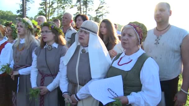 Mujeres con canción folclórica nacional cantar al aire libre . — Vídeo de stock