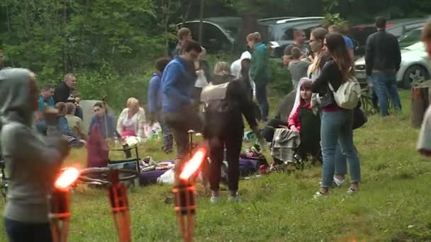 Fakkel vlam en mensen vieren midsummer-dag — Stockvideo