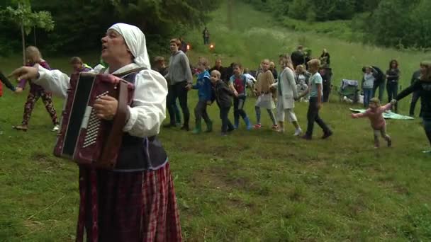 Mujeres cantan y juegan con acordeón y la gente baila en círculo — Vídeos de Stock