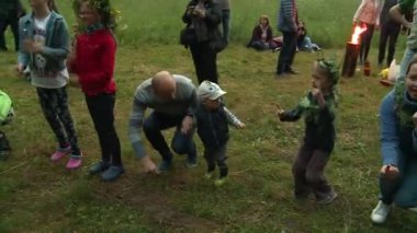Ebeveynler ve çocuklar dans daire içinde olan aileler