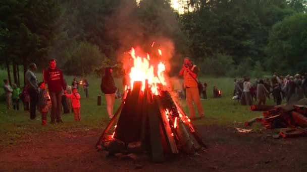 Man take photograph of huge bonfire in midsummer holiday. — Stock Video