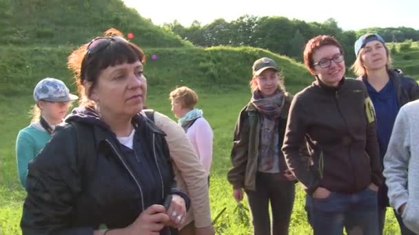 Especialista botánico hombre decirle a los turistas acerca de flores raras — Vídeos de Stock