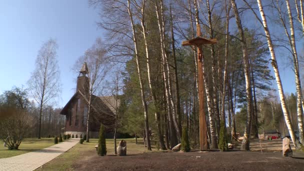 Traditionella kyrkan och vacker miljö i trädgården — Stockvideo