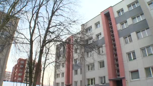 Piso reformado bloque casa fachada ventanas y paredes en invierno — Vídeo de stock