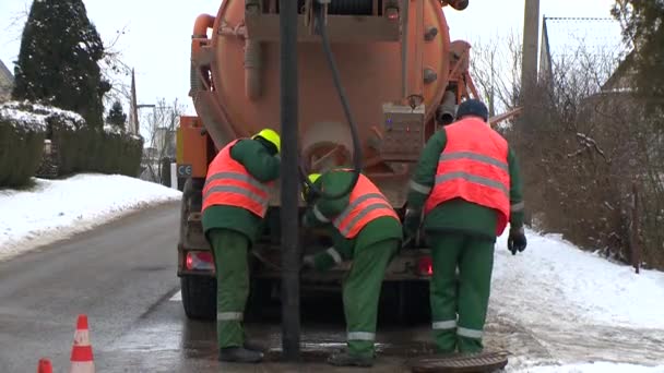 Facharbeiter pumpen mit Spezialgeräten Fäkalien aus Straßenbrunnen — Stockvideo
