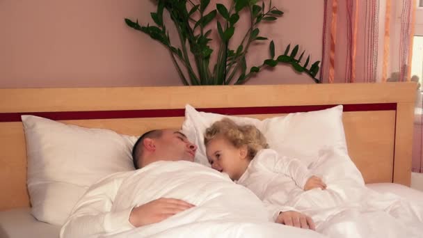 いたずらな幼児の女の子を覚ます、父のベッドから逃げる — ストック動画