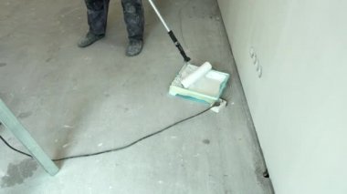 boya banyo ve olun tavan beyaz boya silindiri ressam adam losyonları