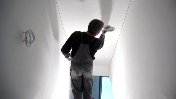 Handyman smoothing vägg med sandpapper verktyg — Stockvideo