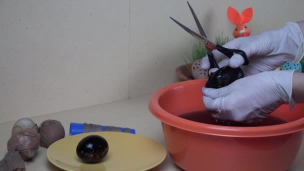 Mão feminina tomar ovo de Páscoa de tigela de tinta na cozinha. 4K — Vídeo de Stock