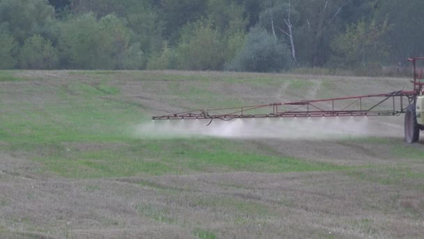 Traktor-Sprühregen zur Herbstzeit. Saisonarbeit im Herbst. 4k — Stockvideo