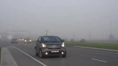 karmaşık sisli koşullarda yoğun araç trafiği. 4k