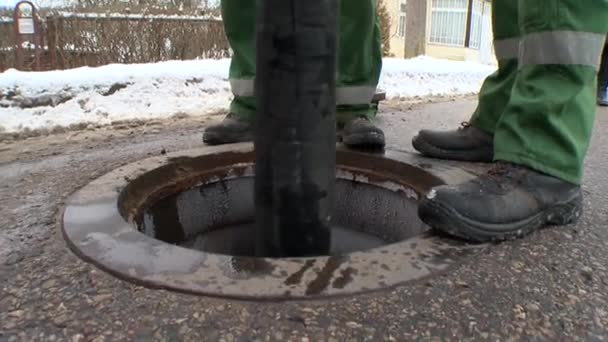 Specialist mannen service verwijderen uitwerpselen riolering van drainage goed met slang — Stockvideo