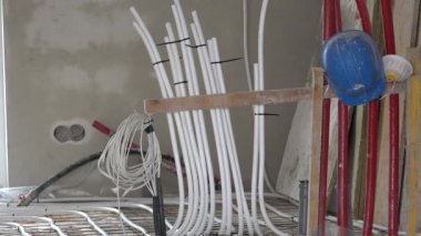 İnşaat yerinde enerji tasarruflu yerden ısıtma sistemi boruları ve kask