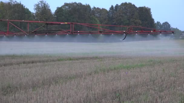 农场拖拉机喷雾器工具在秋季农田工作。4k — 图库视频影像