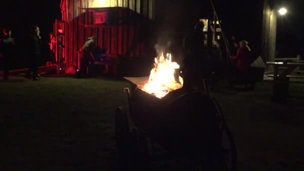 古い工場建物と人々 の近くのレトロな暖炉で火焼く。ティルト アップ。4 k — ストック動画