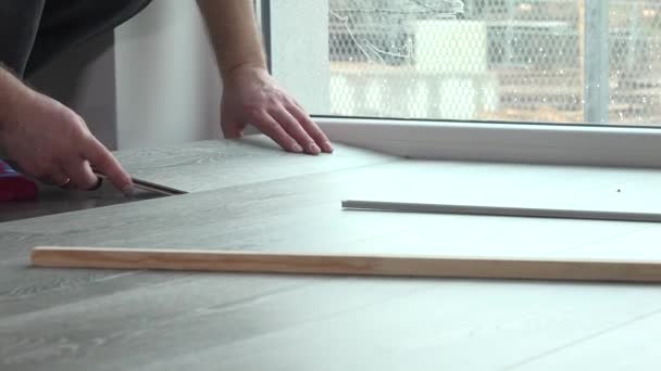 Handyman hands installing wooden floor in new house — Stock Footage Handyman hands installing wooden floor in new house Stock Footage