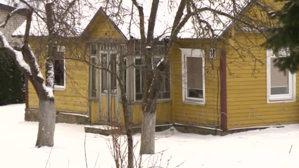 Casa de pueblo de madera en invierno — Vídeo de stock