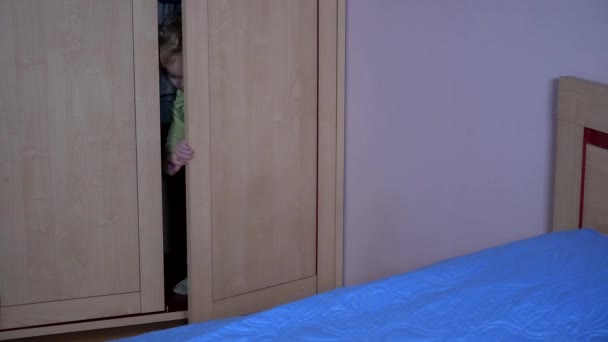 Besorgtes Kind verlässt seine Unterkunft vor Gewalt. armes gestresstes Kind — Stockvideo