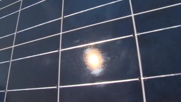 ソーラーパネルに太陽の反射。農村部のサンコレクターファーム。パノラマ — ストック動画