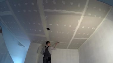 inşaatçı alçı tavan alçıpan eklemler. Adam parmağını gösteriyor. Timelapse