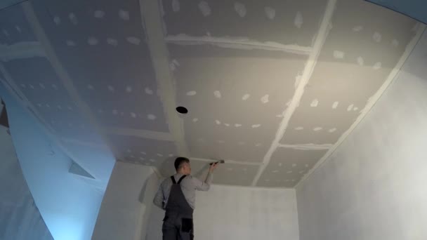Constructor yeso juntas de placas de yeso techo. Hombre mostrando el dedo hacia arriba. Cronograma — Vídeos de Stock