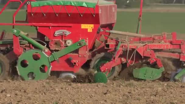 Μοντέρνα μηχανή που εφαρμόζει σπόρους σιτηρών στο χωράφι. Πανόραμα. 4K — Αρχείο Βίντεο