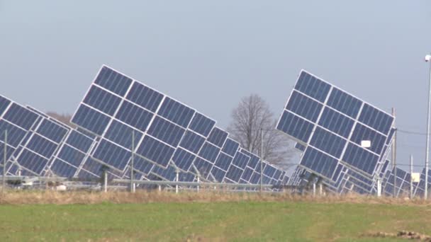 Použití čisté obnovitelné energie. Výroba elektrické energie ze slunečního záření — Stock video