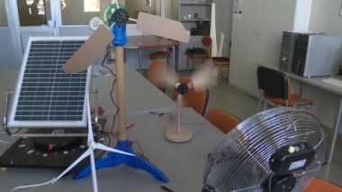 Laboratuvarda alternatif enerji araştırmaları. Yel değirmeni modeli spin.