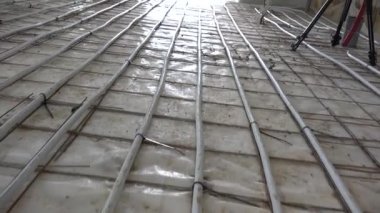 su zemin ısıtma sistemi boruları hortumlar evde yatıyordu