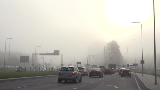 Tráfico de coches en la carretera con luz en la mañana de otoño brumosa. 4K — Vídeo de stock